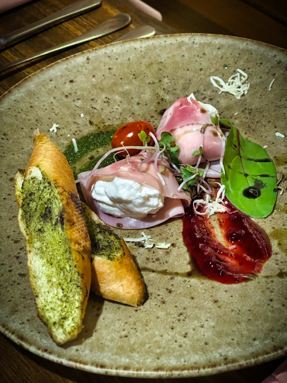 Detail remeselnícky pripraveného predkrmu s prosciuttom a mozzarellou