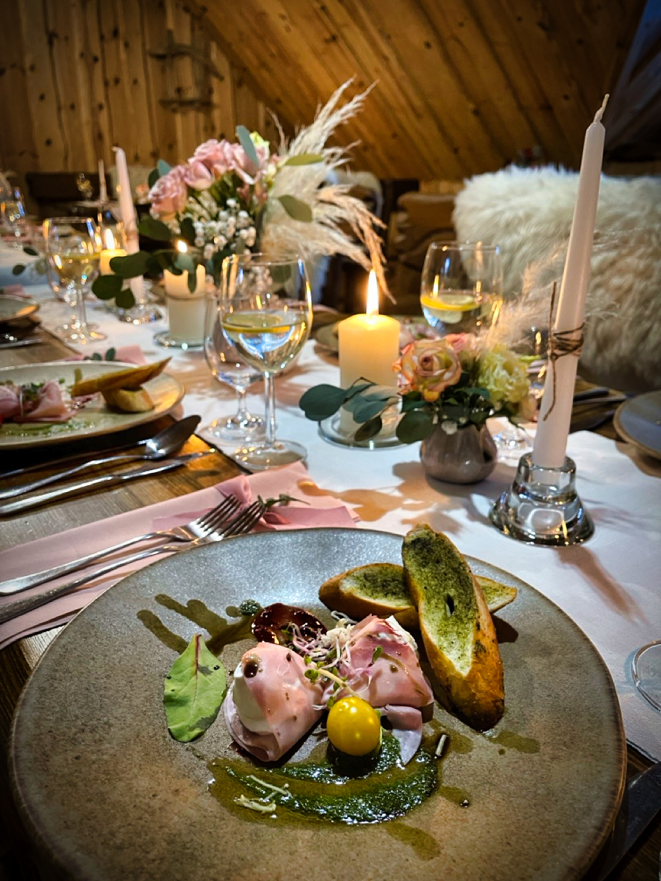 Gurmánske stolovanie pri sviečkach s elegantným predkrmom a vínom