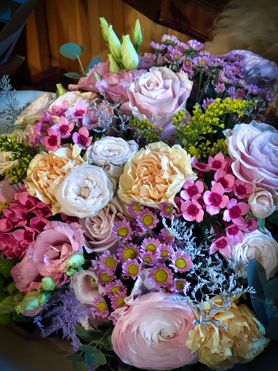 Luxusná kvetinová dekorácia s ružami, ranunkulusmi a chryzantémami v pastelových farbách