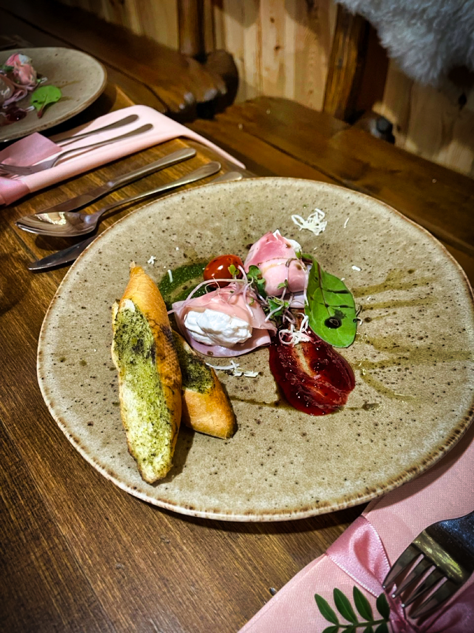 Elegantný predkrm s prosciuttom, mozzarellou, pestovým chlebom a cherry paradajkami