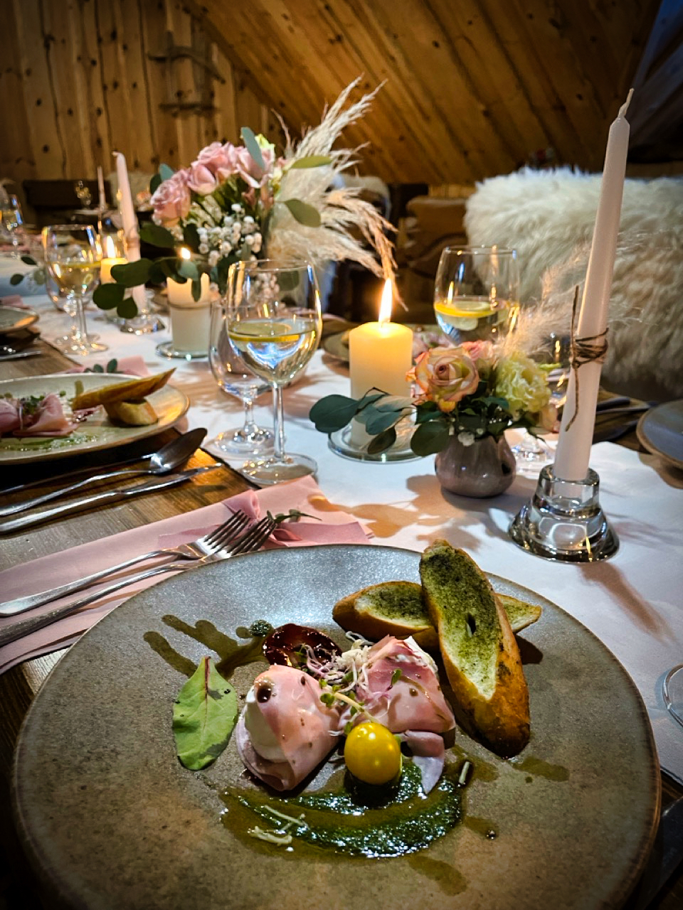Romantické stolovanie s gurmánskym predkrmom, sviečkami a kvetinami